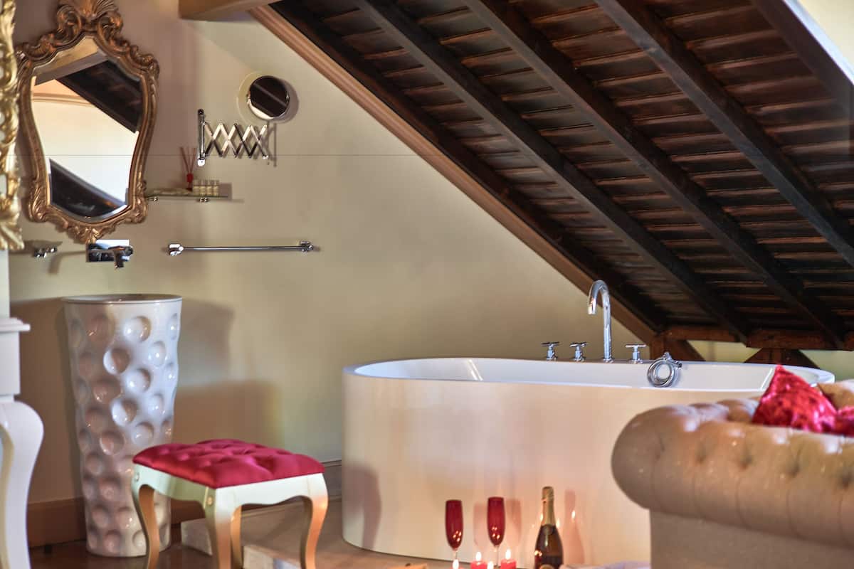 deluxe studio, kitchenette, city view | bathroom | shower, free toiletries, hair dryer, towels