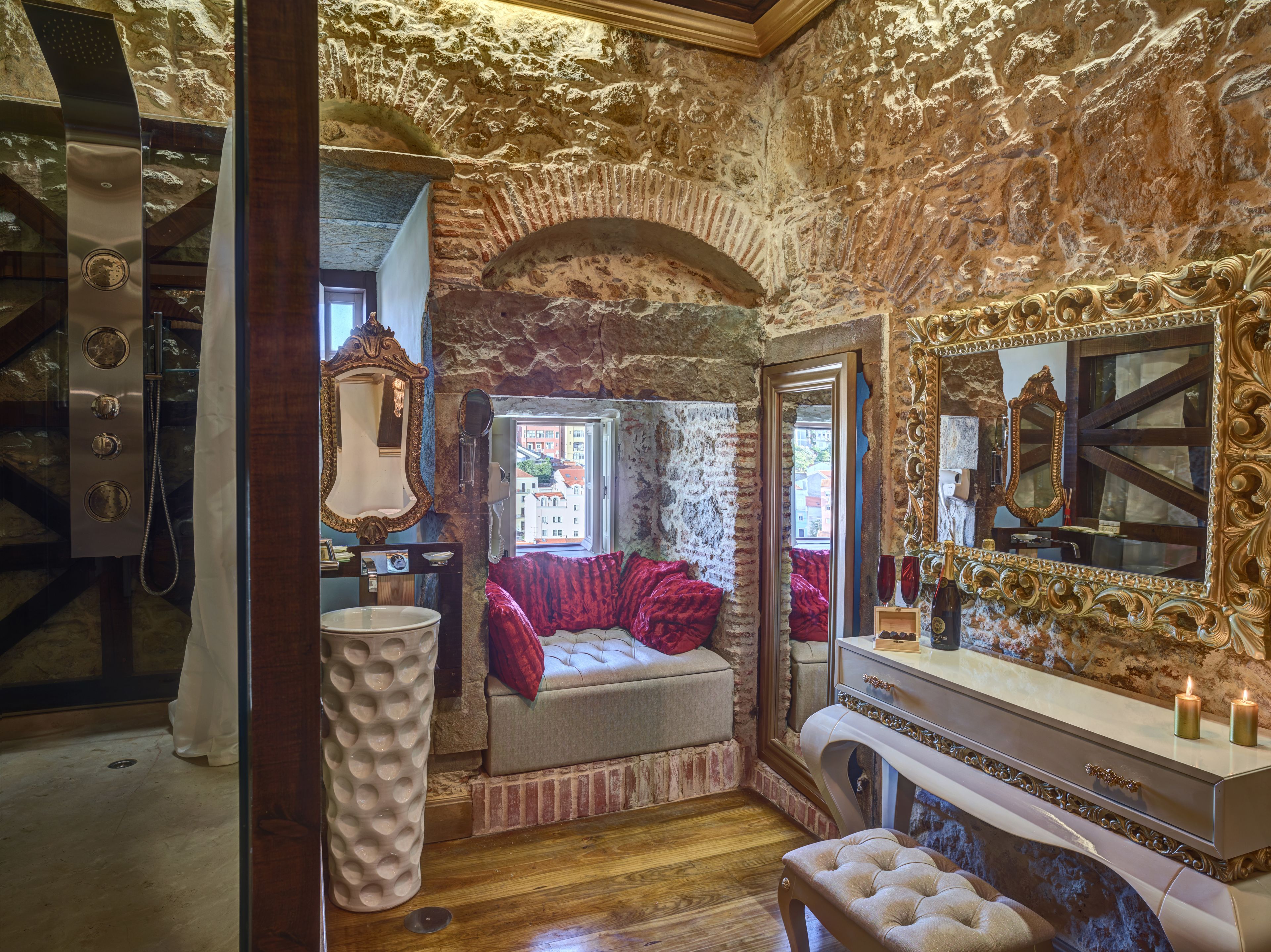 deluxe double room, city view | minibar, individually decorated, individually furnished, desk