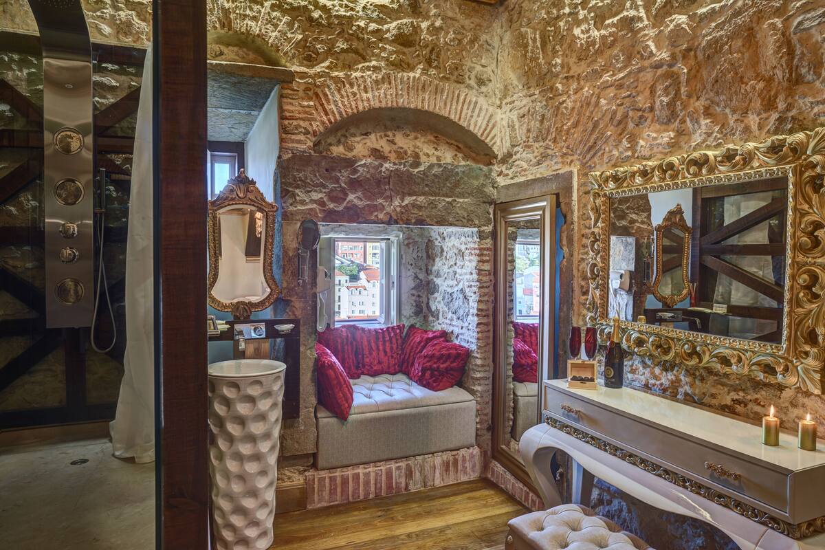 deluxe double room, city view | minibar, individually decorated, individually furnished, desk