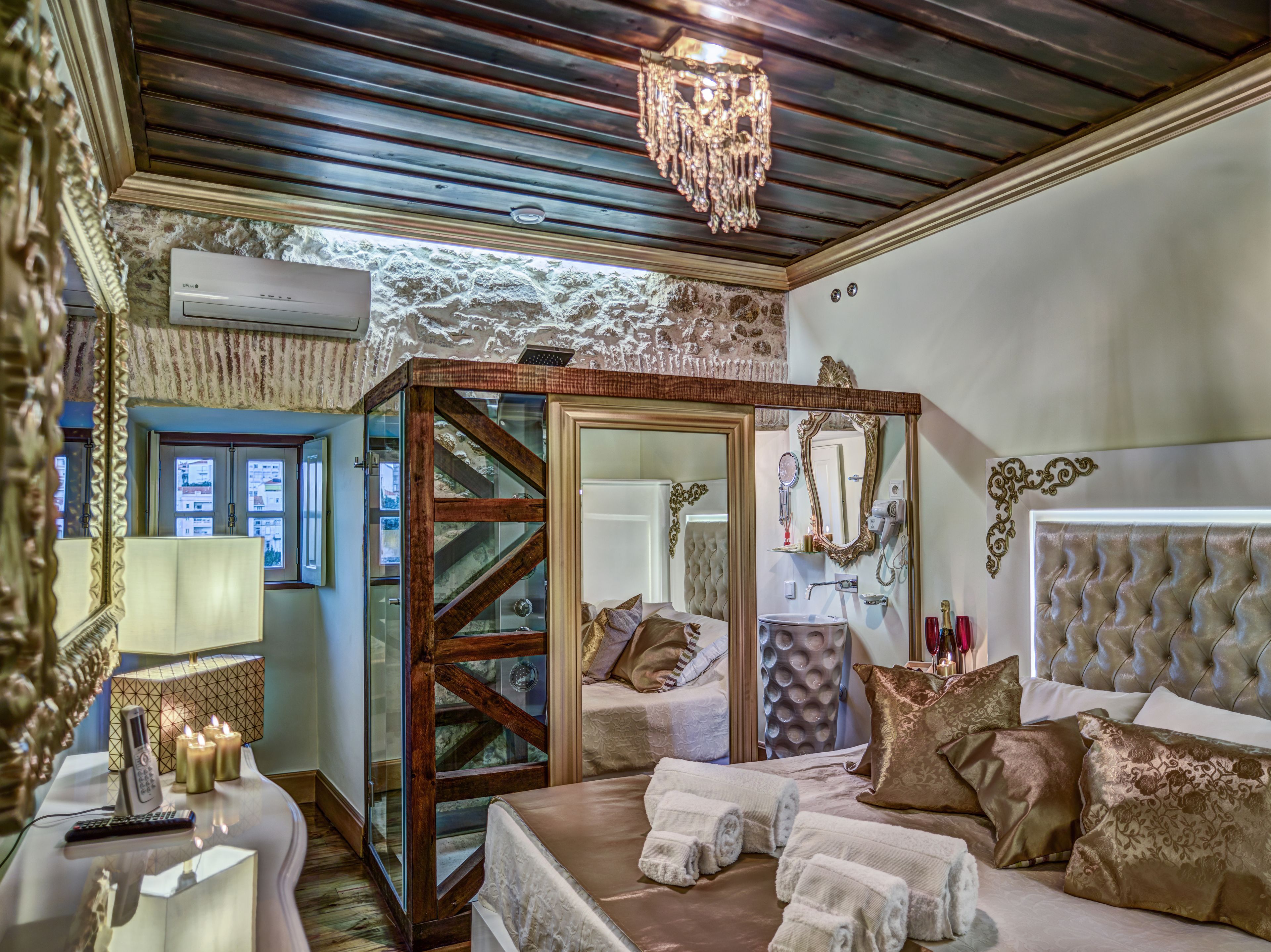 deluxe double room, city view | minibar, individually decorated, individually furnished, desk