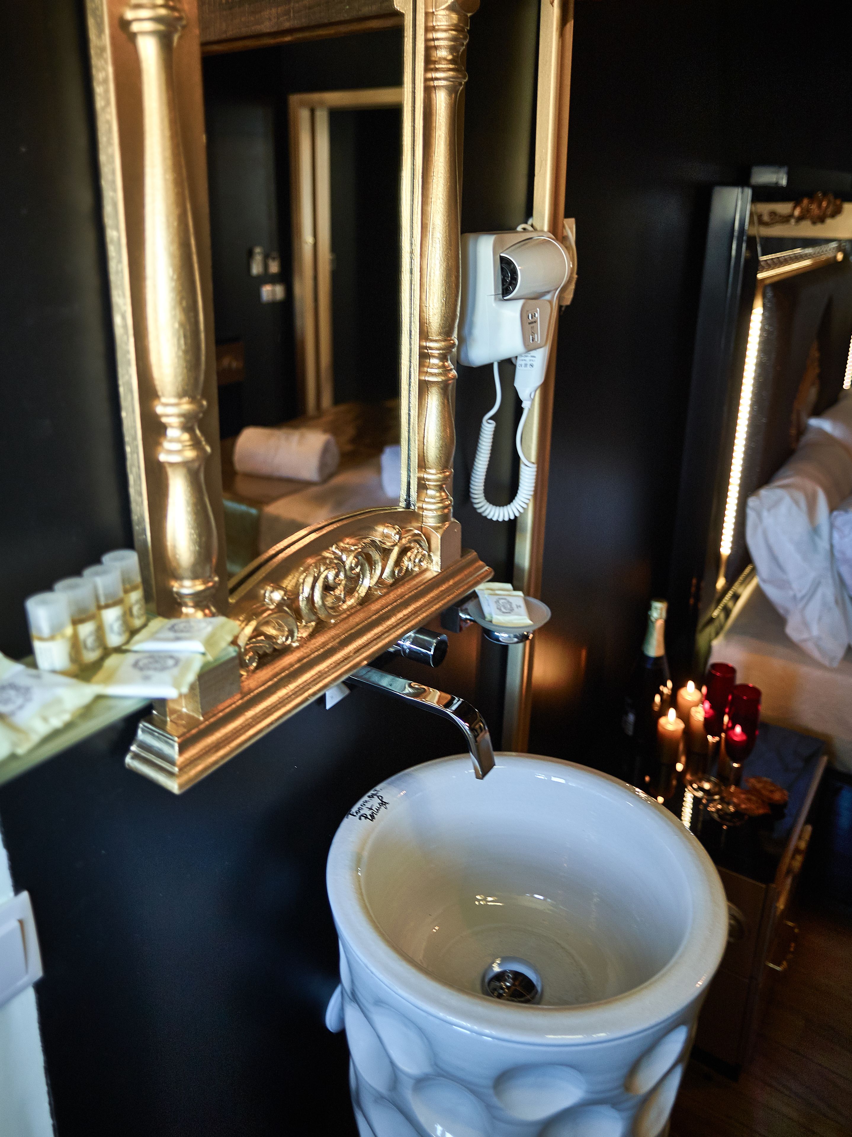 deluxe double room, city view | bathroom | shower, free toiletries, hair dryer, towels