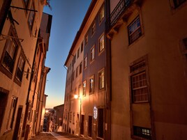 Fachada de la propiedad por la tarde o noche