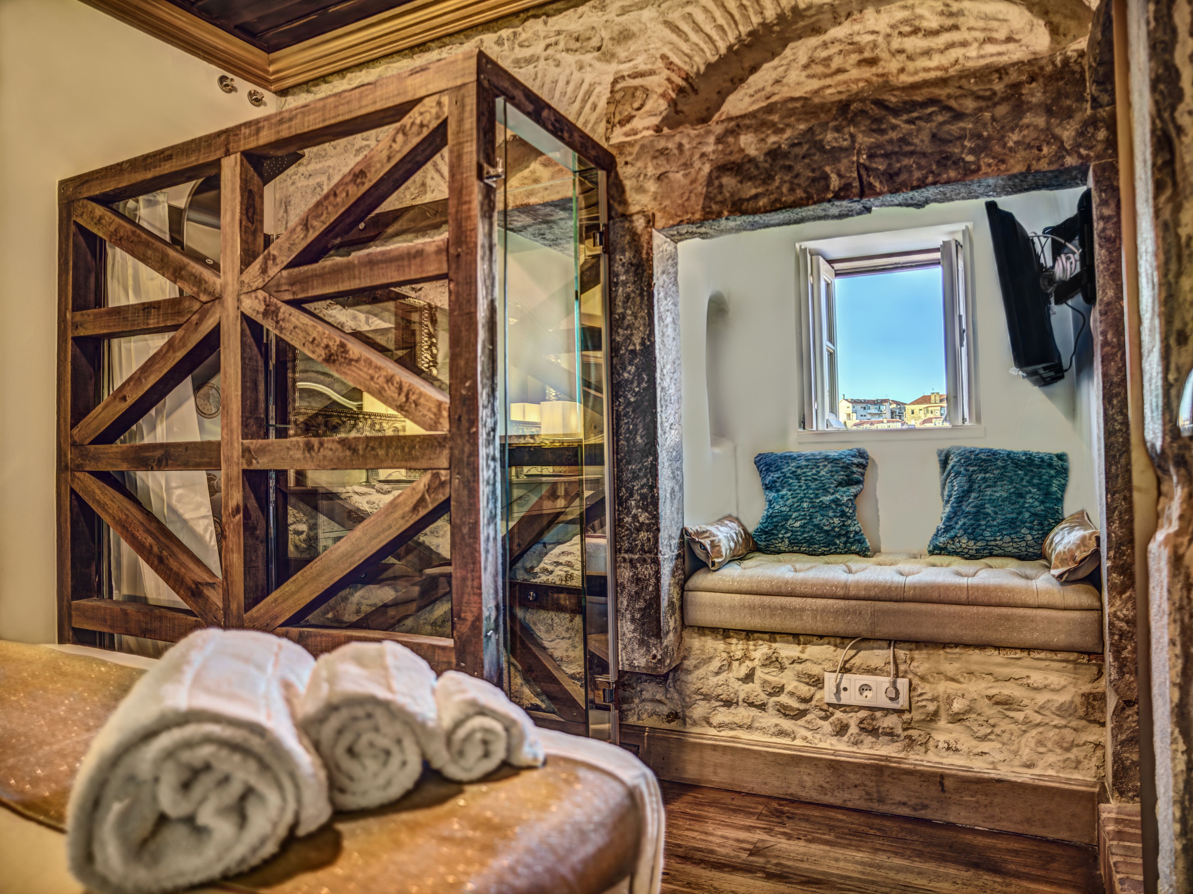 deluxe double room, city view | minibar, individually decorated, individually furnished, desk