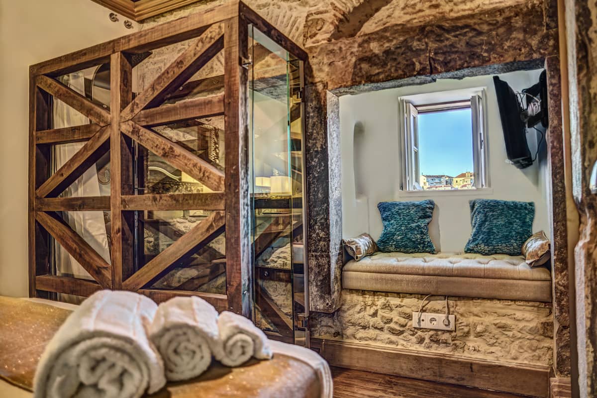 deluxe double room, city view | minibar, individually decorated, individually furnished, desk