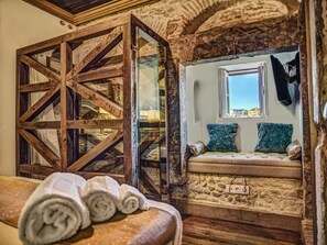 Deluxe suite, uitzicht op de stad | Luxe beddengoed, een minibar, individueel gedecoreerd