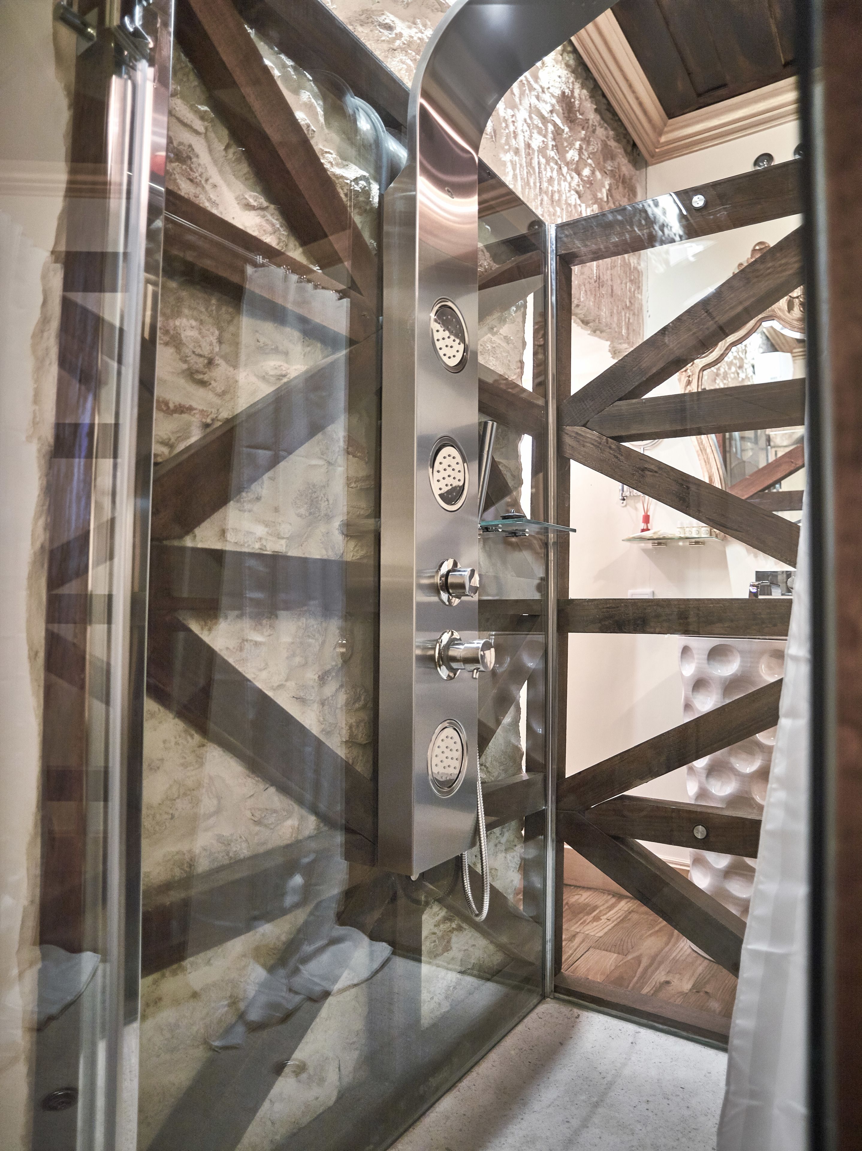 deluxe double room, city view | bathroom | shower, free toiletries, hair dryer, towels