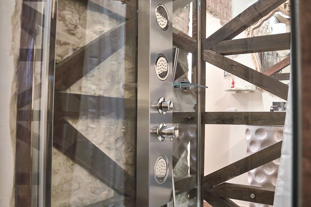 deluxe double room, city view | bathroom | shower, free toiletries, hair dryer, towels