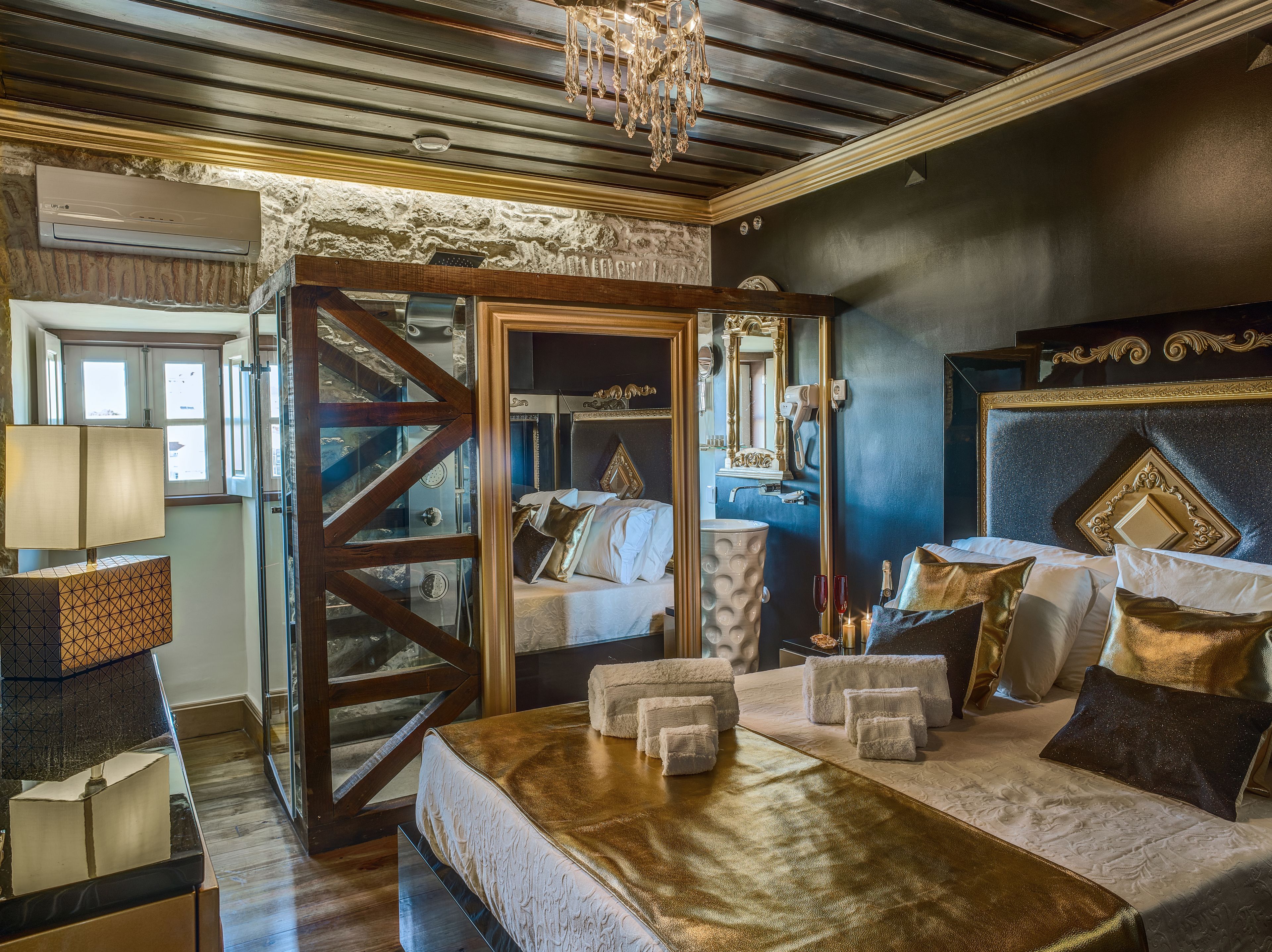 deluxe double room, city view | minibar, individually decorated, individually furnished, desk