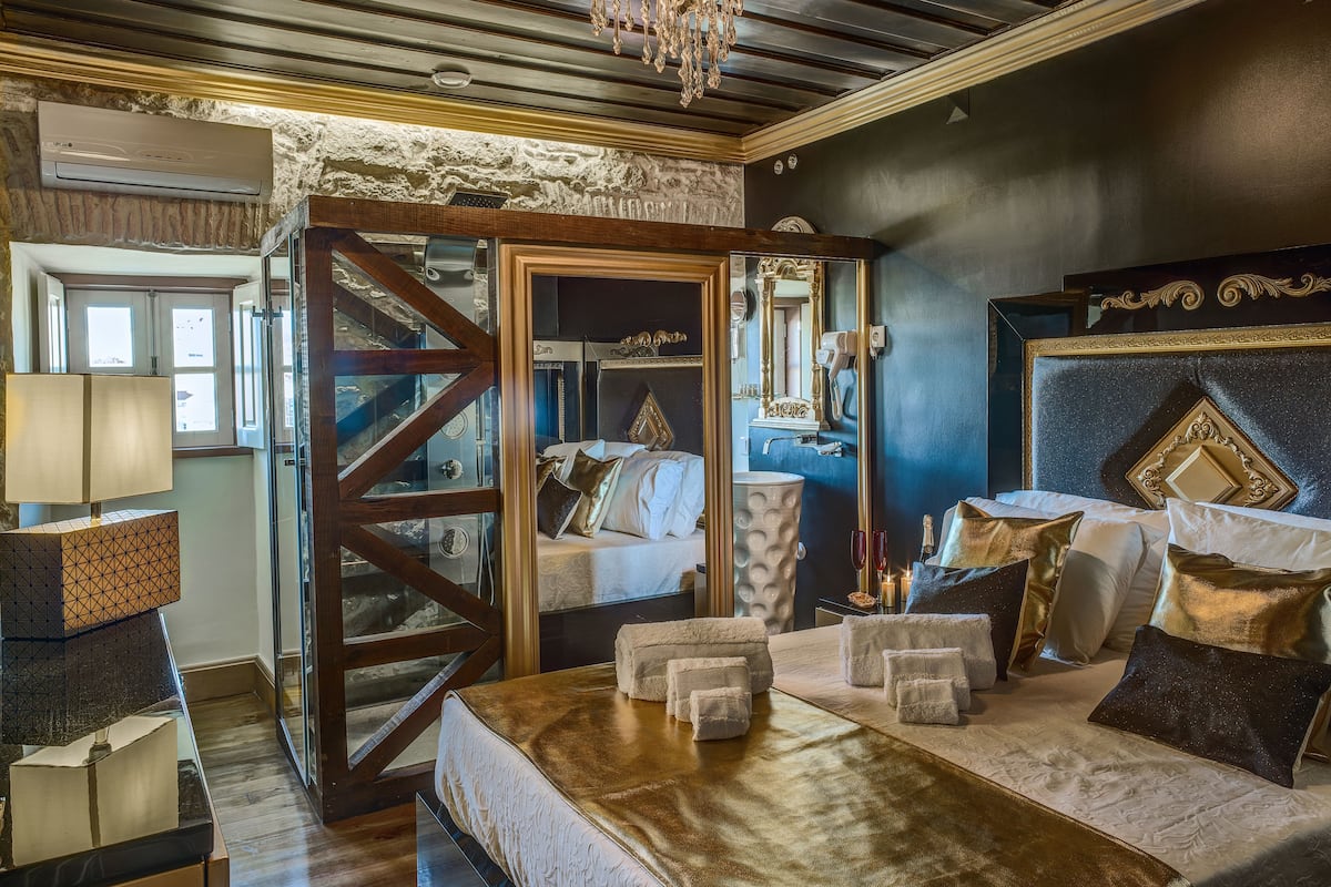 deluxe double room, city view | minibar, individually decorated, individually furnished, desk