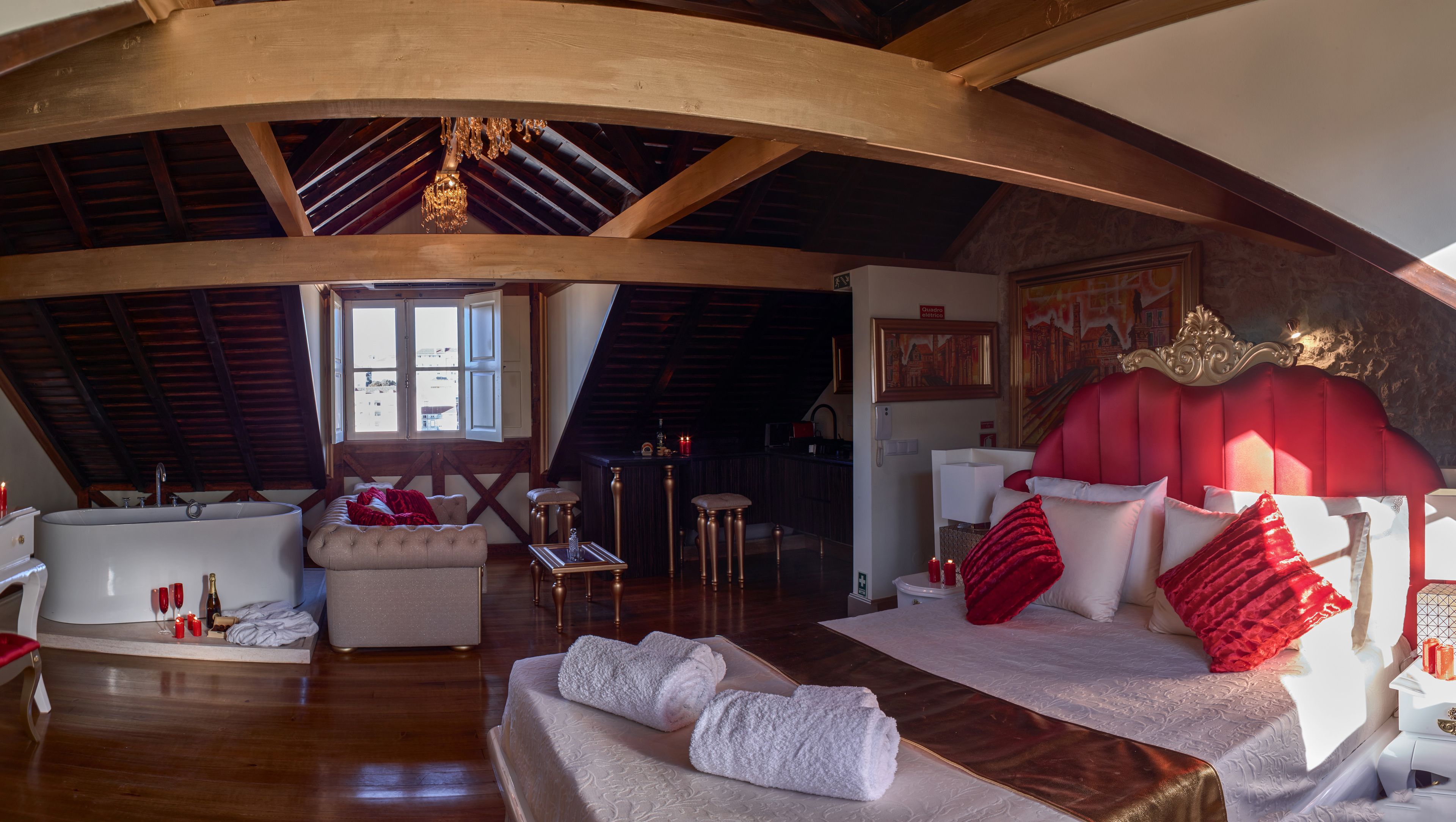 deluxe studio, kitchenette, city view | minibar, individually decorated, individually furnished, desk