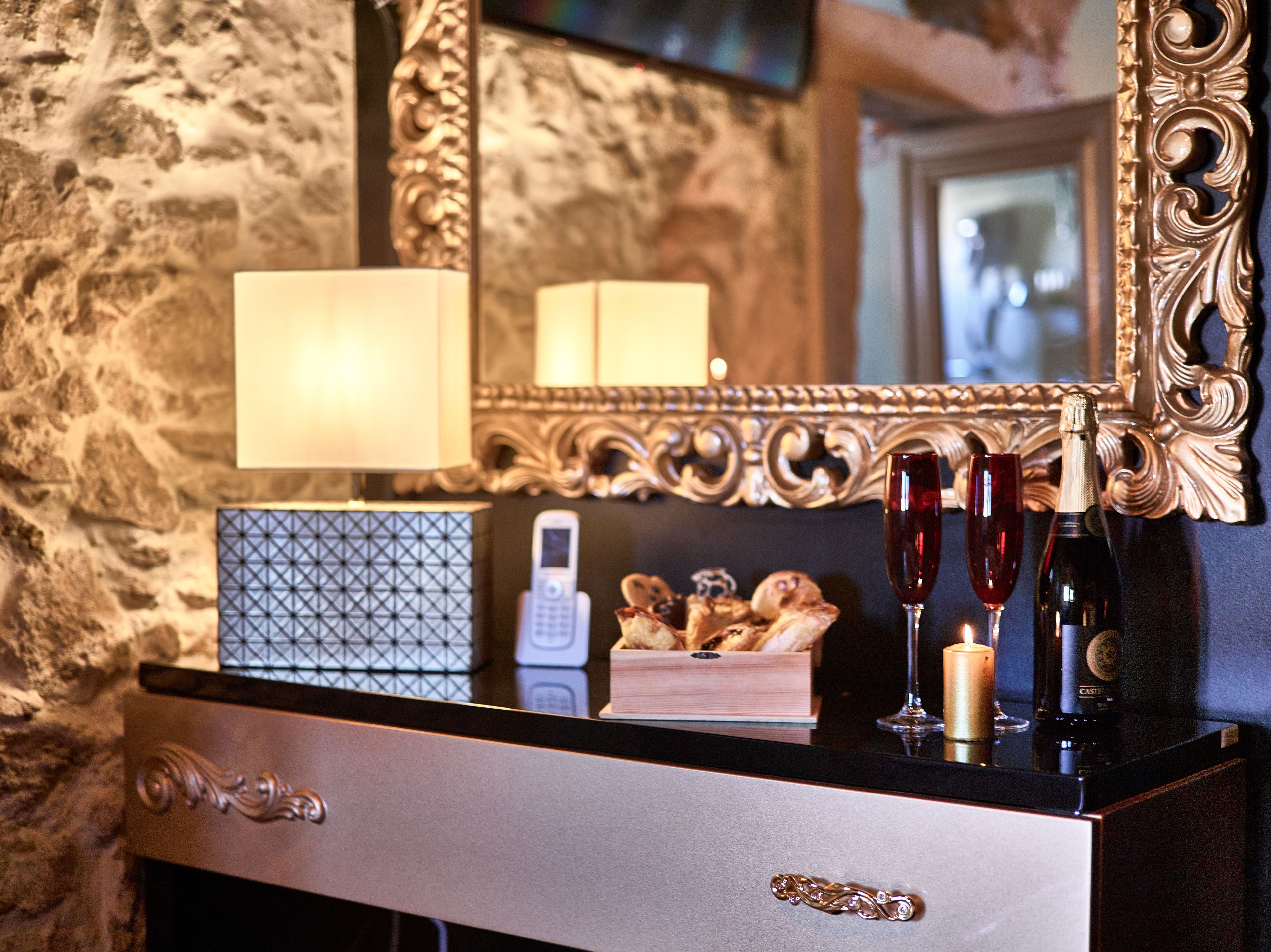 deluxe double room, city view | minibar, individually decorated, individually furnished, desk