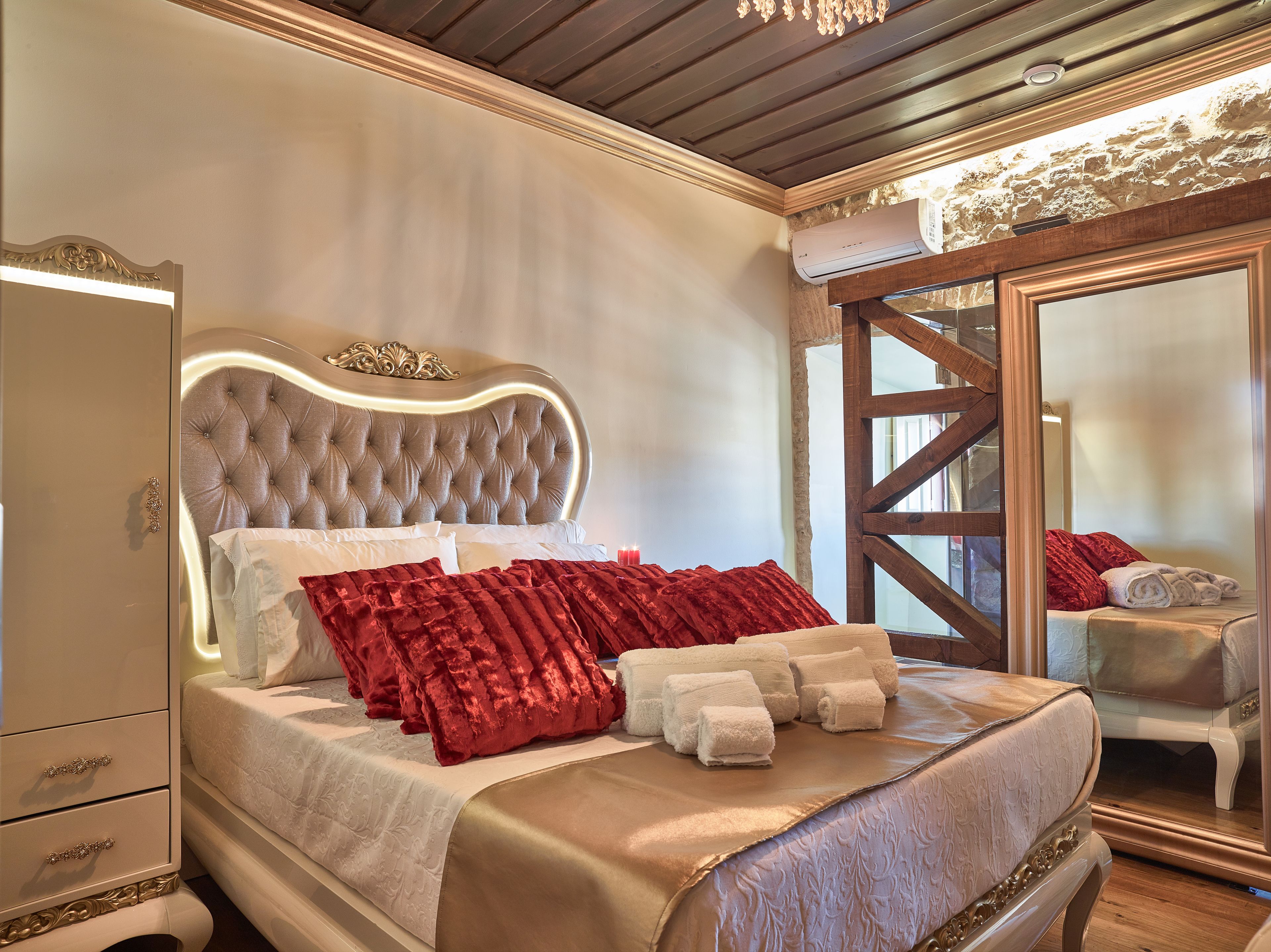 deluxe double room, city view | minibar, individually decorated, individually furnished, desk