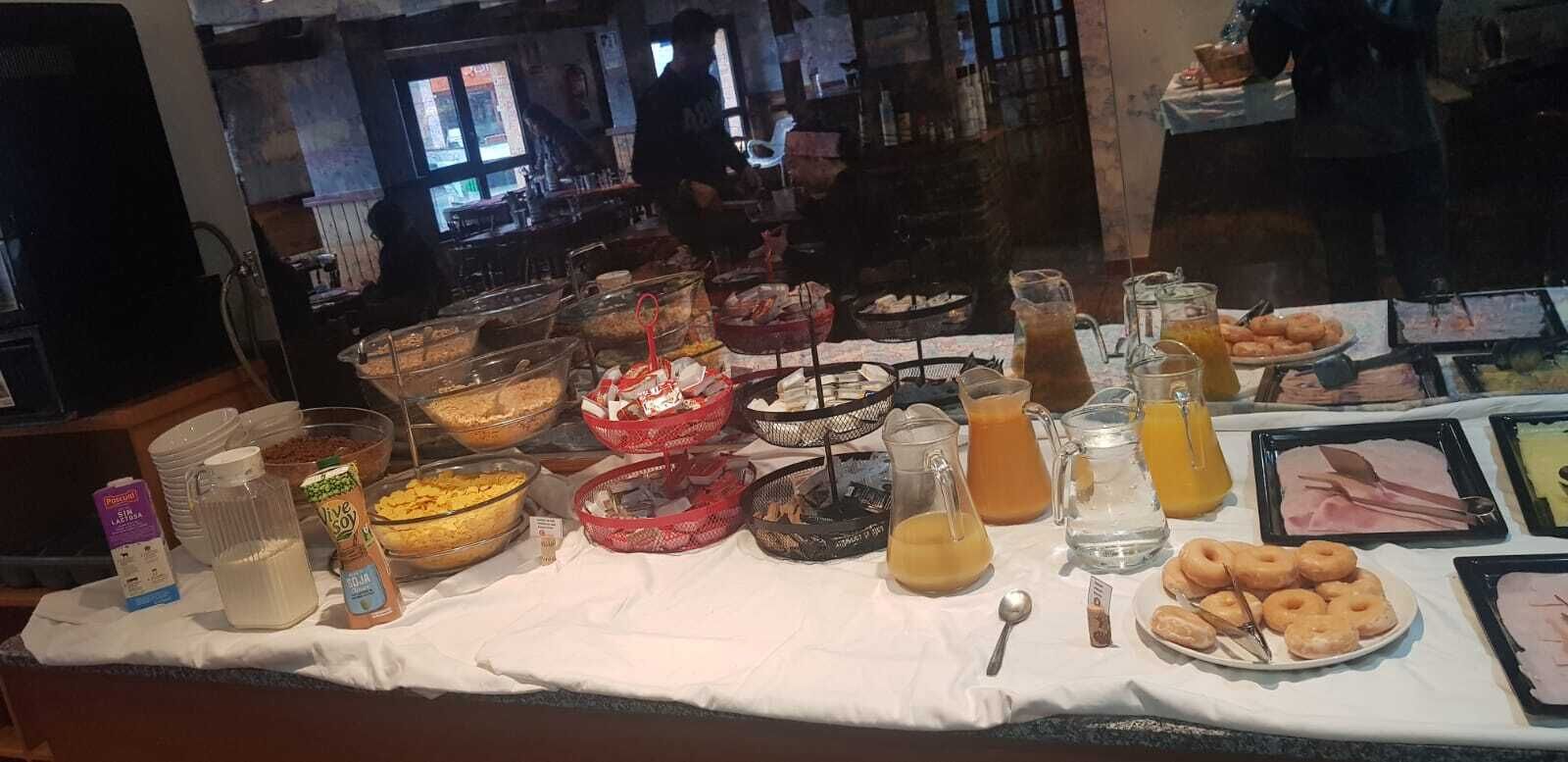 Una mesa de buffet con diferentes comidas y bebidas.