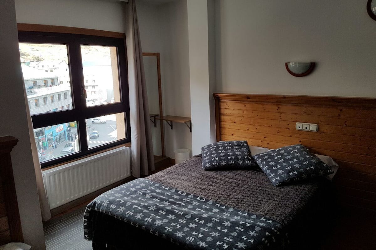 Habitación doble de uso individual | Wifi gratis y ropa de cama