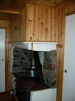 Traditional House, 3 Bedrooms | Private kitchenette | Fridge, stovetop, coffee/tea maker, cookware/dishes/utensils - Beautiful holiday house Blomkulla (Nybro)