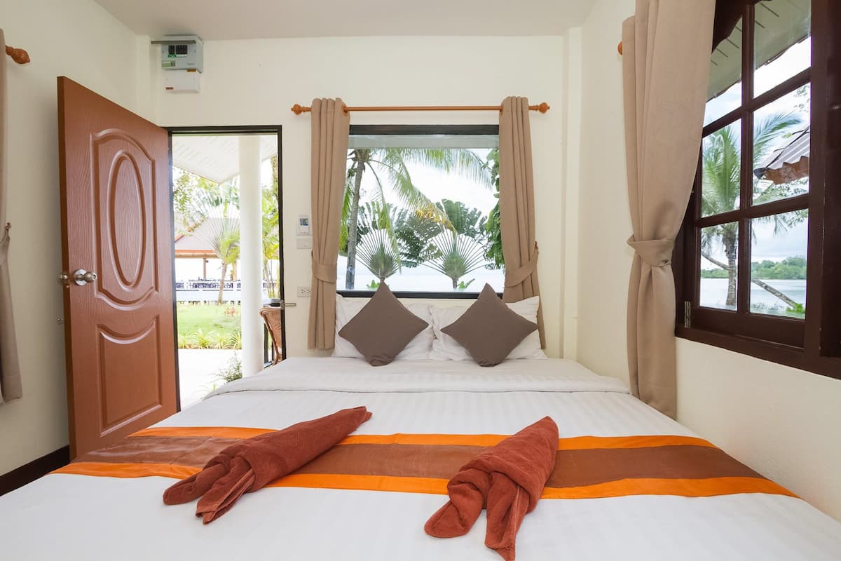 Bungalow | Blackout drapes, free WiFi