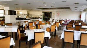 朝食 (ビュッフェ)、毎日提供 (無料)