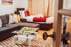 Luxury Apartment, 2 Bedrooms, 2 Bathrooms, Garden View | Living room | 40-inch TV with cable channels - Novelty Suites (London)