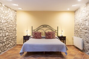 Deluxe Double Room (Farigola) | 1 bedroom, minibar, in-room safe, individually decorated - Hostal Can Xicu (Capmany)