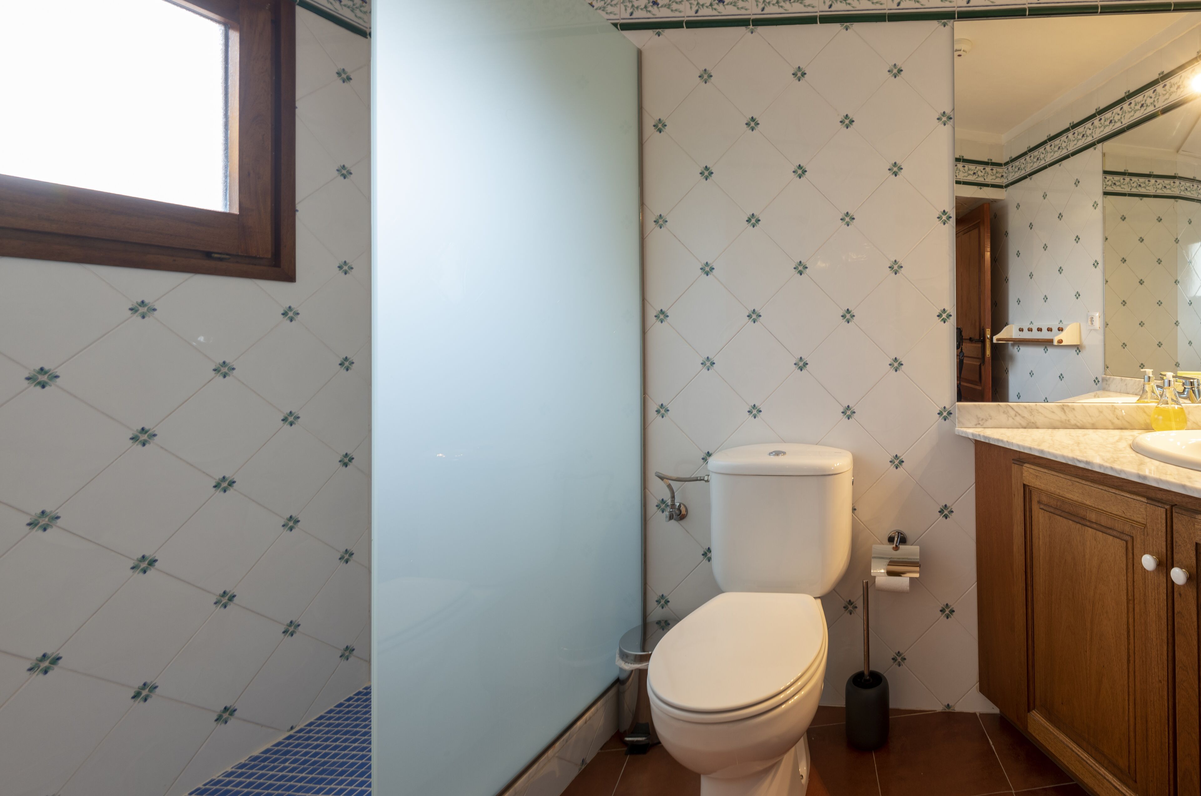 Un baño con inodoro, lavamanos y armario.
