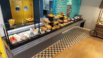Uma área de buffet com diversas opções de comida e um canto de café.