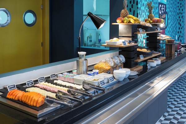 Daily buffet breakfast (BRL 35.00 per person)