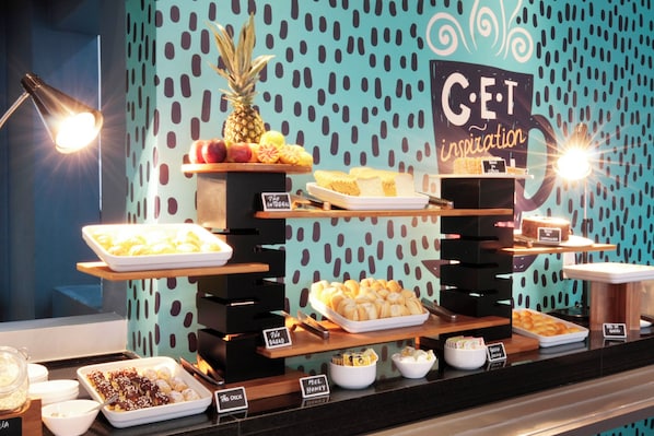 Daily buffet breakfast (BRL 35.00 per person)