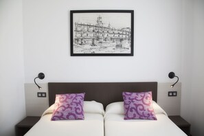 Standard-Doppel- oder -Zweibettzimmer | Schreibtisch, schallisolierte Zimmer, kostenlose Babybetten