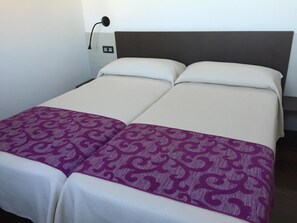 Een bureau, geluiddichte muren, gratis babybedden, gratis wifi