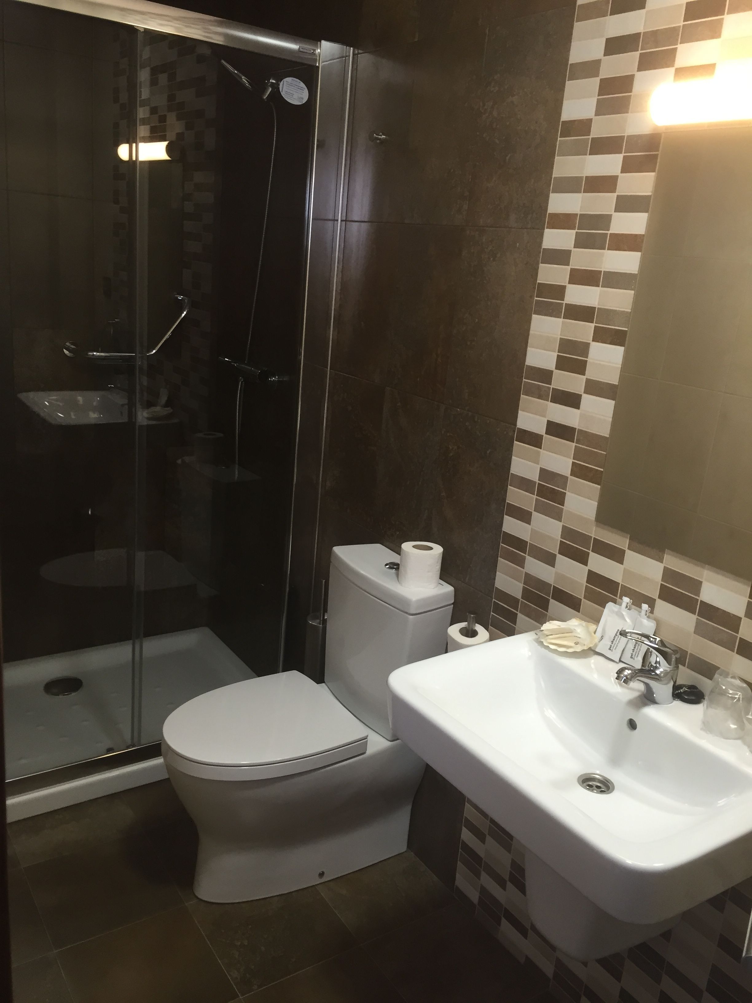 standard double room single use | bathroom | shower, free toiletries, hair dryer, towels