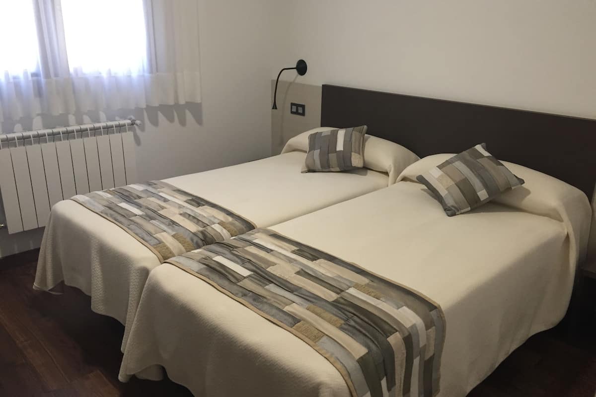 standard double or twin room | desk, soundproofing, free cots/infant beds, free wifi