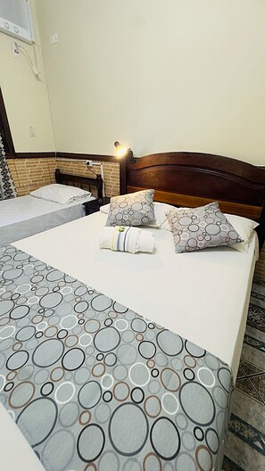 Economy vierpersoonskamer, 2 slaapkamers | Een minibar, wifi, beddengoed