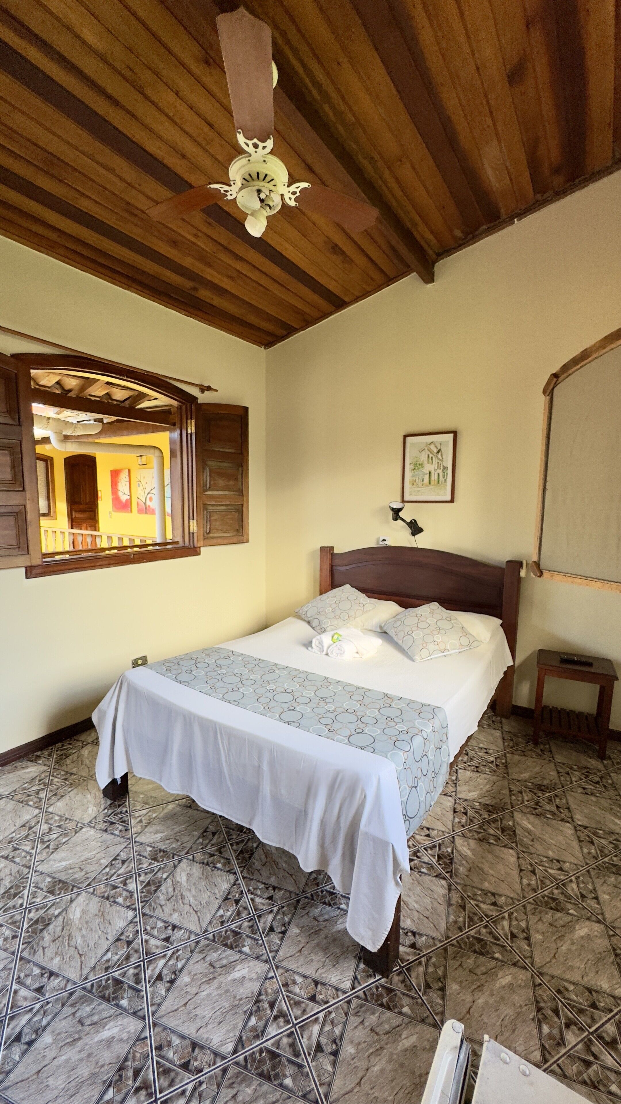 ميني بار وواي فاي وملاءات أسرّة