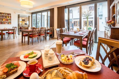 Café da manhã com buffet todos os dias (EUR 18.00 por pessoa) . Weinstadt-Hotel