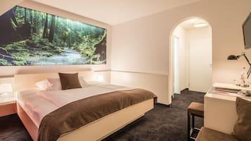 Schreibtisch, Verdunkelungsvorhänge, schallisolierte Zimmer