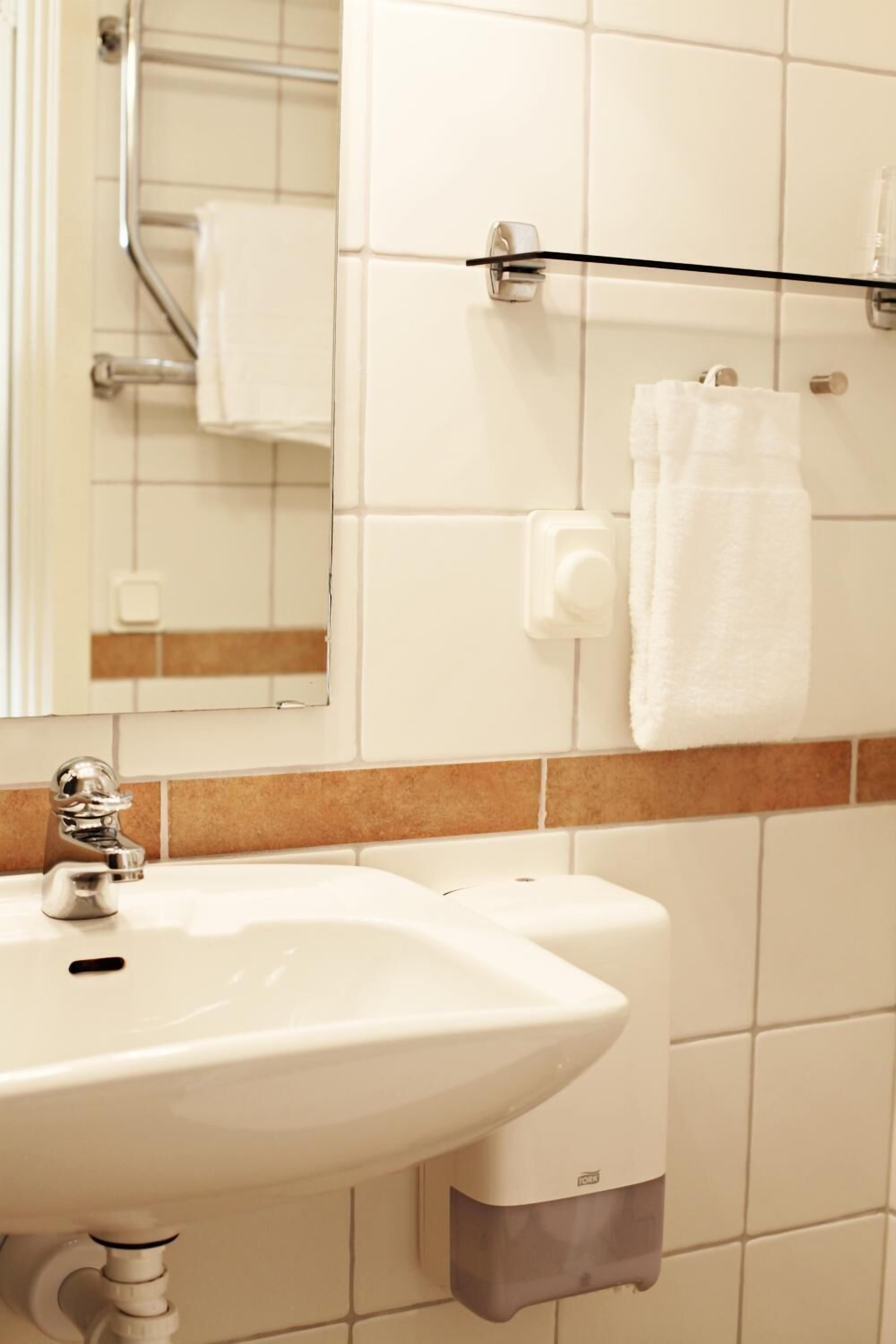 double room | bathroom | shower, hair dryer, towels