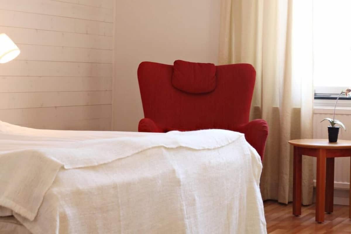 Zweibettzimmer, barrierefrei | Hochwertige Bettwaren, Schreibtisch, Verdunkelungsvorhänge