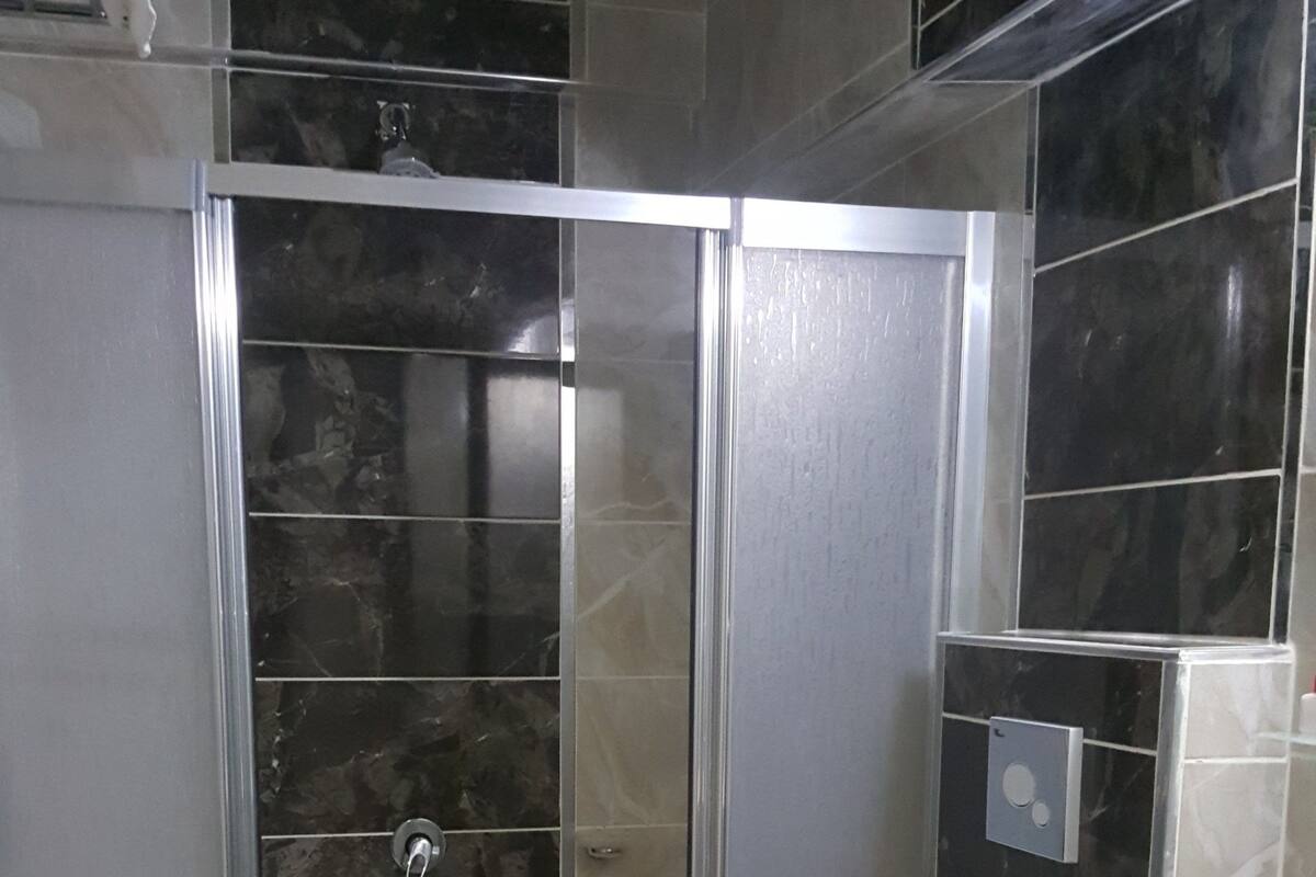 Quarto standard | Escrivaninha, cortinas blackout, Wi-Fi de cortesia, roupa de cama