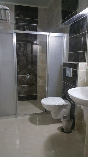 Escritorio, cortinas blackout, wifi gratis y ropa de cama