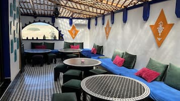 Se sirven desayunos, almuerzos y cenas; cocina local e internacional