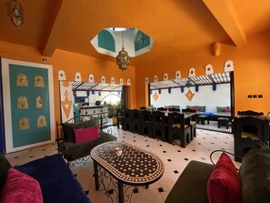 供应早餐、午餐和晚餐