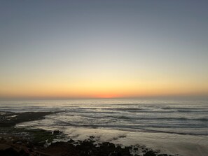 在海灘附近、沙灘巾