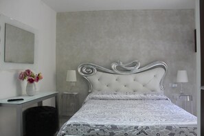 Hypo-allergenic bedding, down comforters, desk, soundproofing - B&B Xenia (Palermo)