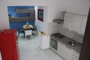 Großer Kühlschrank, Wasserkocher mit Kaffee-/Teezubehör, Wasserkocher
