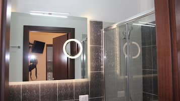 Quarto casal superior, sacada | Banheiro | Chuveiro, produtos de toalete grátis, secador de cabelo, bidê