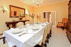 Room, Multiple Bedrooms | Makan dalam bilik