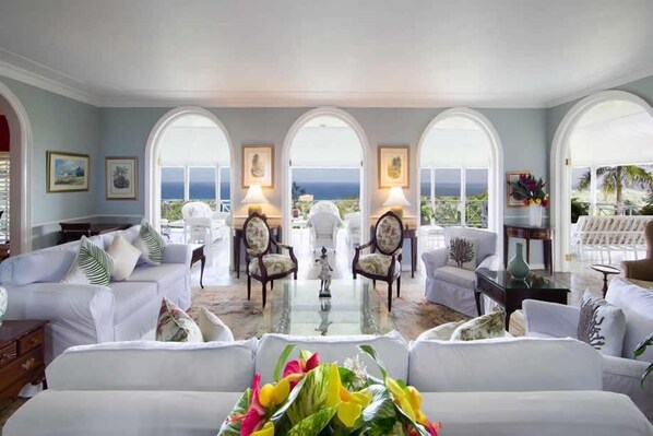 Habitación, 4 habitaciones | Área de sala de estar | Televisión de pantalla plana