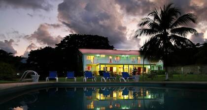 Miramar Villas, 6br by Jamaican Treasures