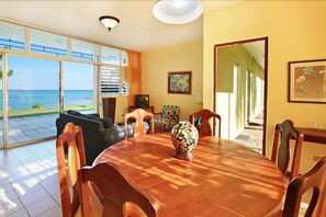 فيلا - ٦ غرف نوم | منطقة المعيشة | تلفزيون