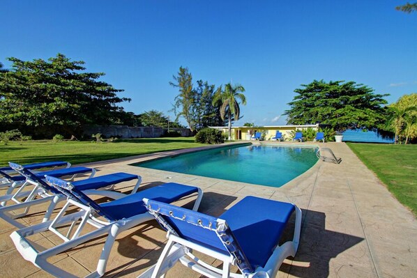 حمّام سباحة خارجي